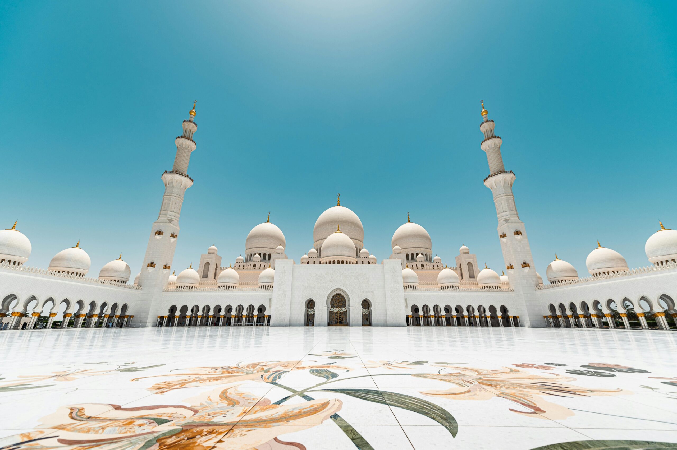 Stunning view of Sheikh Zayed Grand Mosque in Abu Dhabi with clear blue skies.